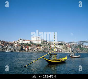 Portugal. Porto. Vue sur le fleuve Douro avec bateau traditionnel Rabelo amarré. Banque D'Images