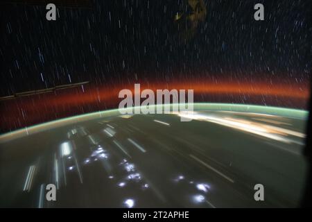 Le 24 juillet 2023, la Station spatiale internationale a orbité à environ 260 miles au-dessus de l'Égypte, capturant la lueur de l'atmosphère terrestre depuis l'espace. Banque D'Images