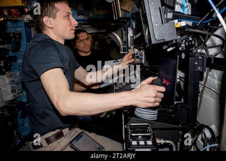 Expédition 69 les ingénieurs de vol Woody Hoburg et Frank Rubio s’entraînent à capturer le vaisseau cargo Cygnus de Northrop Grumman à l’aide du bras robotique Canadarm2 à bord de la Station spatiale internationale le 31 juillet 2023. Banque D'Images