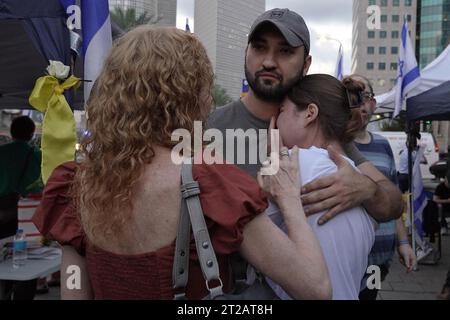 Les membres des familles des otages israéliens arrachés par le groupe militant palestinien Hamas la semaine dernière manifestent devant la base militaire de HaKirya qui abrite le siège du ministère israélien de la Défense et les bureaux de l’état-major de Tsahal le 16 octobre 2023 à tel Aviv, Israël Banque D'Images