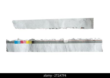 Longs morceaux de journal déchiré sur fond blanc avec chemin de détourage Banque D'Images