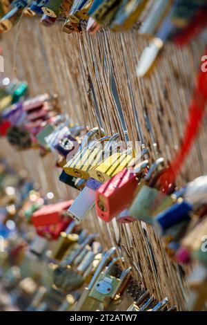 Cadenas gravés et marqués accrochés dans le pont pot des Arts ou Inlove Ones, des centaines de cadenas racontant beaucoup d’histoires d’amour, de couples et de familles Banque D'Images