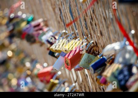 Cadenas gravés et marqués accrochés dans le pont pot des Arts ou Inlove Ones, des centaines de cadenas racontant beaucoup d’histoires d’amour, de couples et de familles Banque D'Images