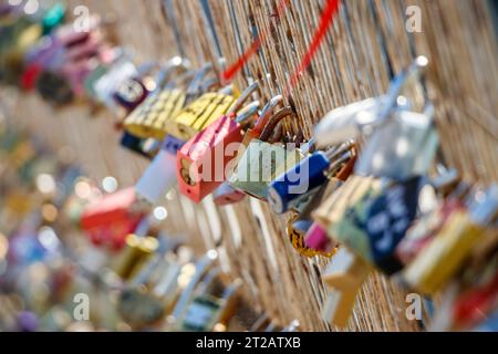 Cadenas gravés et marqués accrochés dans le pont pot des Arts ou Inlove Ones, des centaines de cadenas racontant beaucoup d’histoires d’amour, de couples et de familles Banque D'Images