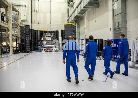 Victor Glover, Reid Wiseman, Christina Hammock Koch et Jeremy Hansen, membres de l’équipage d’ARTEMIS II, marchent vers le module Orion Crew à l’intérieur du Kennedy Space Center Neil Armstrong Operations and Checkout Building de la NASA. Le module est soumis à des tests acoustiques avant l'intégration du module de service européen. Banque D'Images
