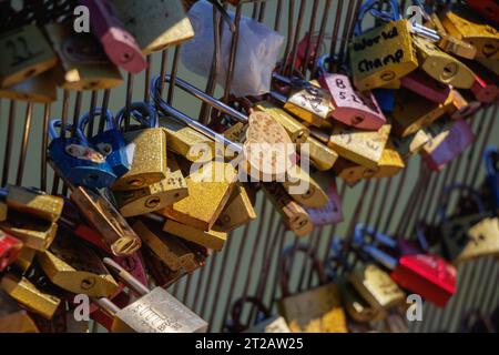 Cadenas gravés et marqués accrochés dans le pont pot des Arts ou Inlove Ones, des centaines de cadenas racontant beaucoup d’histoires d’amour, de couples et de familles Banque D'Images