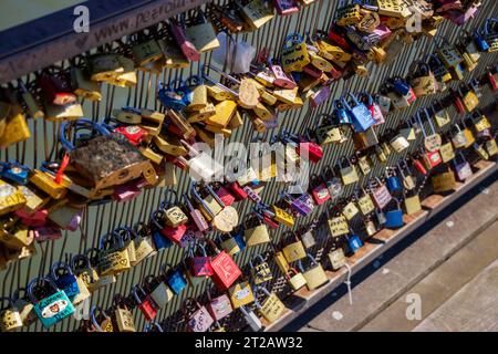 Cadenas gravés et marqués accrochés dans le pont pot des Arts ou Inlove Ones, des centaines de cadenas racontant beaucoup d’histoires d’amour, de couples et de familles Banque D'Images