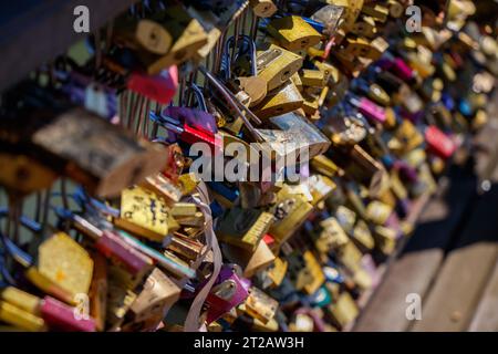 Cadenas gravés et marqués accrochés dans le pont pot des Arts ou Inlove Ones, des centaines de cadenas racontant beaucoup d’histoires d’amour, de couples et de familles Banque D'Images