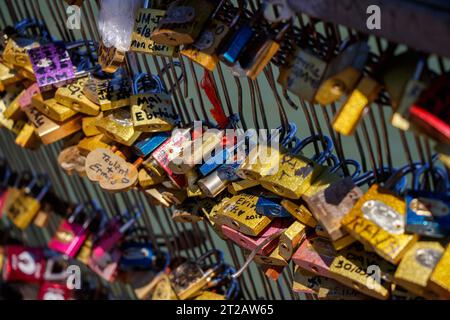 Cadenas gravés et marqués accrochés dans le pont pot des Arts ou Inlove Ones, des centaines de cadenas racontant beaucoup d’histoires d’amour, de couples et de familles Banque D'Images