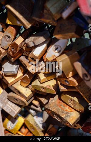 Cadenas gravés et marqués accrochés dans le pont pot des Arts ou Inlove Ones, des centaines de cadenas racontant beaucoup d’histoires d’amour, de couples et de familles Banque D'Images