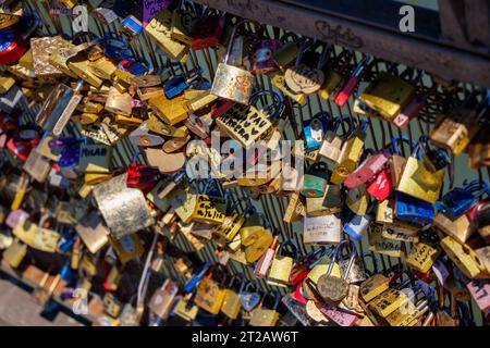 Cadenas gravés et marqués accrochés dans le pont pot des Arts ou Inlove Ones, des centaines de cadenas racontant beaucoup d’histoires d’amour, de couples et de familles Banque D'Images