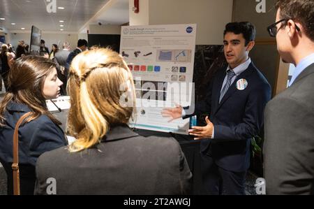 2023 Journée DE DÉVELOPPEMENT. Étudiants et jeunes professionnels discutent de leurs projets lors de la journée DE DÉVELOPPEMENT 2023, mercredi 9 août 2023, au siège de la NASA Mary W. Jackson à Washington. Chaque été, des étudiants et de jeunes professionnels du programme national DEVELOPER de la NASA en sciences appliquées viennent au siège de la NASA pour présenter leurs recherches. Cette année marque la 25e année de DEVELOPER, un programme de formation et de développement où les étudiants travaillent sur des projets de recherche en sciences de la Terre, encadrés par des conseillers scientifiques de la NASA et des agences partenaires, et étendent les résultats de la recherche aux communautés locales. Banque D'Images