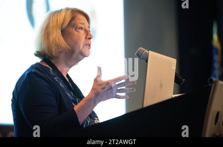 2023 Journée DE DÉVELOPPEMENT. PAM Melroy, administratrice adjointe de la NASA, prononce un discours de clôture lors de la journée DE DÉVELOPPEMENT 2023, le mercredi 9 août 2023, au siège de la NASA Mary W. Jackson à Washington. Chaque été, des étudiants et de jeunes professionnels du programme national DEVELOPER de la NASA en sciences appliquées viennent au siège de la NASA pour présenter leurs recherches. Cette année marque la 25e année de DEVELOPER, un programme de formation et de développement où les étudiants travaillent sur des projets de recherche en sciences de la Terre, encadrés par des conseillers scientifiques de la NASA et des agences partenaires, et étendent les résultats de la recherche aux communautés locales. Banque D'Images