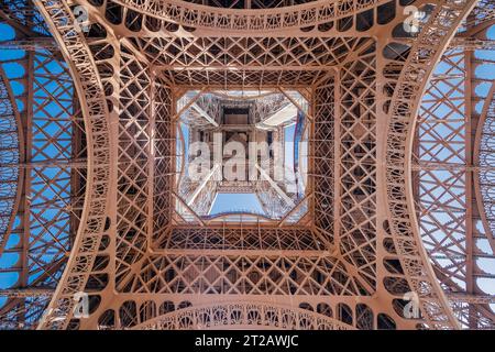 Sous la Tour Eiffel, Paris, France, Europe, grand angle et vue symétrique Banque D'Images