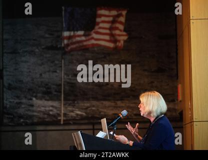 2023 Journée DE DÉVELOPPEMENT. PAM Melroy, administratrice adjointe de la NASA, prononce un discours de clôture lors de la journée DE DÉVELOPPEMENT 2023, le mercredi 9 août 2023, au siège de la NASA Mary W. Jackson à Washington. Chaque été, des étudiants et de jeunes professionnels du programme national DEVELOPER de la NASA en sciences appliquées viennent au siège de la NASA pour présenter leurs recherches. Cette année marque la 25e année de DEVELOPER, un programme de formation et de développement où les étudiants travaillent sur des projets de recherche en sciences de la Terre, encadrés par des conseillers scientifiques de la NASA et des agences partenaires, et étendent les résultats de la recherche aux communautés locales. Banque D'Images