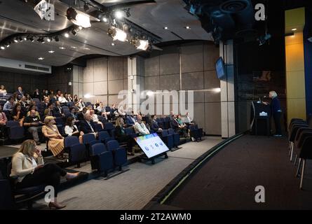 2023 Journée DE DÉVELOPPEMENT. PAM Melroy, administratrice adjointe de la NASA, prononce un discours de clôture lors de la journée DE DÉVELOPPEMENT 2023, le mercredi 9 août 2023, au siège de la NASA Mary W. Jackson à Washington. Chaque été, des étudiants et de jeunes professionnels du programme national DEVELOPER de la NASA en sciences appliquées viennent au siège de la NASA pour présenter leurs recherches. Cette année marque la 25e année de DEVELOPER, un programme de formation et de développement où les étudiants travaillent sur des projets de recherche en sciences de la Terre, encadrés par des conseillers scientifiques de la NASA et des agences partenaires, et étendent les résultats de la recherche aux communautés locales. Banque D'Images