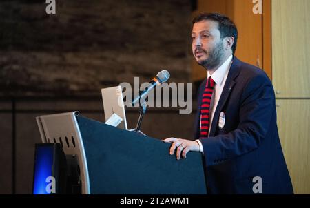 2023 Journée DE DÉVELOPPEMENT. Andrés Rodriguez, Attaché agricole à l'ambassade du Chili, prononce un discours de clôture lors de la Journée DU DÉVELOPPEMENT 2023, mercredi 9 août 2023, au siège de la NASA Mary W. Jackson à Washington. Chaque été, des étudiants et de jeunes professionnels du programme national DEVELOPER de la NASA en sciences appliquées viennent au siège de la NASA pour présenter leurs recherches. Cette année marque la 25e année de DEVELOPER, un programme de formation et de développement où les étudiants travaillent sur des projets de recherche en sciences de la Terre, encadrés par des conseillers scientifiques de la NASA et des agences partenaires, et prolongent les résultats de la recherche Banque D'Images