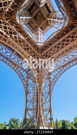 Sous la Tour Eiffel, Paris, France, Europe, grand angle et vue symétrique Banque D'Images