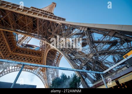 Sous la Tour Eiffel, Paris, France, Europe, grand angle et vue symétrique Banque D'Images