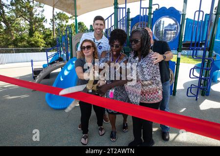 KSC Child Development Center (CDC) coupe de ruban de terrain de jeu. Des membres du personnel du Centre de développement de l’enfant du Kennedy Space Center, ainsi que des membres de la NASA Exchange, ont coupé le ruban pour ouvrir officiellement un nouveau terrain de jeu dans l’installation le 10 août 2023. Banque D'Images