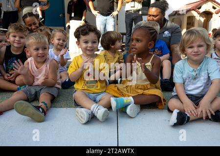 KSC Child Development Center (CDC) coupe de ruban de terrain de jeu. Les enfants anticipent avec impatience l’ouverture d’un nouveau terrain de jeu au Centre de développement de l’enfant du Kennedy Space Center le 10 août 2023. Les enfants ont pu profiter du terrain de jeu immédiatement après une cérémonie de coupe de ruban. Banque D'Images