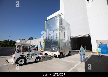 Le vaisseau spatial psyché de la NASA se déplace à Astrotech. Les techniciens ouvrent la porte de la baie haute du bâtiment 9 de l’Astrotech Space Operations Facility près du Kennedy Space Center de la NASA en Floride pour permettre l’entrée du vaisseau spatial psyché de l’agence, sécurisé pour le transport, le 14 août 2023. Psyché explorera son homonyme, un astéroïde riche en métaux en orbite autour du Soleil entre Mars et Jupiter. Psyche a la démonstration de la technologie Deep Space Optical Communications (DSOC) de la NASA à bord du vaisseau spatial. DSOC sera la première démonstration de communication optique de l'agence au-delà de la Lune. Psyché se lancera au sommet d'un Spa Banque D'Images