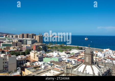 Vue panoramique depuis le haut de la capitale Las Palmas Gran Canaria en Espagne avec une partie de la cathédrale de Santa Ana et vue sur le port et la mer Banque D'Images