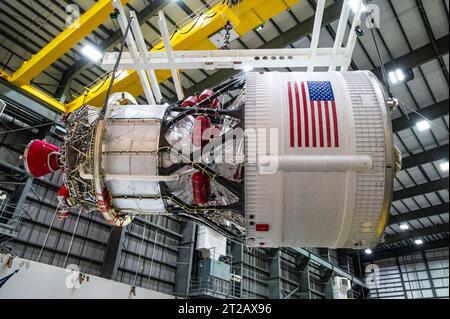 ICPS arrivée pour Artemis III L’étage supérieur de la fusée SLS (Space Launch System) de la NASA qui propulsera la mission Artemis III de l’agence et enverra des astronautes sur la Lune pour un atterrissage lunaire est arrivé à la station Poseidon Wharf de Cape Canaveral, en Floride, le 9 août 2023. Connu sous le nom de SLS ICPS (Interim Cryogenic propulsion stage), il fera l’objet de vérifications finales par les sous-traitants Boeing et ULA (United Launch Alliance) dans les installations de l’ULA avant d’être livré au Kennedy Space Center de la NASA. Banque D'Images