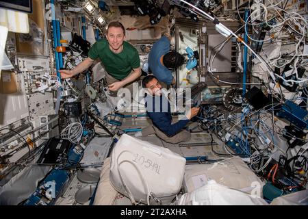Trois ingénieurs de vol de l'expédition 69 — les astronautes de la NASA Woody Hoburg, Frank Rubio et l'astronaute des eau Sultan Alneyadi — travaillent sur des tâches à l'intérieur du module de laboratoire Kibo de l'ISS le 17 août 2023. Banque D'Images
