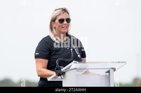 Jasmin Moghbeli, Andreas Mogensen, Satoshi Furukawa et Konstantin Borisov, astronautes de l’équipage 7 de la NASA, sont arrivés à l’installation de lancement et d’atterrissage du Kennedy Space Center le 20 août 2023 pour des activités de pré-lancement, avec des remarques de la directrice adjointe du programme de l’équipage commercial, Dana Hutcherson. Banque D'Images