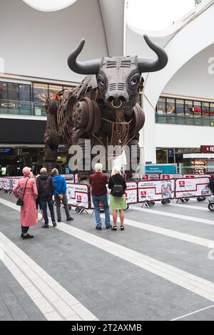 BIRMINGHAM NEW STREET STATION, ROYAUME-UNI - 23 AOÛT 2023. Ozzy le taureau mécanique utilisé comme mascotte pour les Jeux du Commonwealth se tient maintenant dans le hall Banque D'Images