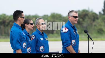 Arrivée de l’équipage SpaceX Crew-7 de la NASA pour les activités de pré-lancement. Andreas Mogensen, astronaute de l'ESA (Agence spatiale européenne), répond à une question d'un membre des médias aux côtés de ses camarades d'équipage Roscosmos cosmonaute Konstantin Borisov, astronaute de la NASA Jasmin Moghbeli, et l’astronaute Satoshi Furukawa de l’Agence japonaise d’exploration aérospatiale (JAXA) après son arrivée à l’installation de lancement et d’atterrissage du Centre spatial Kennedy de la NASA en Floride avant la mission SpaceX Crew-7 de l’agence, le dimanche 20 août 2023. La mission SpaceX Crew-7 de la NASA est la septième mission de rotation d’équipage du SpaceX Dragon et de Falco Banque D'Images