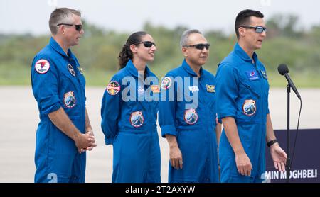 Arrivée de l’équipage SpaceX Crew-7 de la NASA pour les activités de pré-lancement. Le cosmonaute de Roscosmos Konstantin Borisov répond à une question posée par un membre des médias aux côtés de ses camarades d'équipage, l'astronaute Andreas Mogensen de l'ESA (Agence spatiale européenne), l'astronaute Jasmin Moghbeli de la NASA, et l’astronaute Satoshi Furukawa de l’Agence japonaise d’exploration aérospatiale (JAXA) après son arrivée à l’installation de lancement et d’atterrissage du Centre spatial Kennedy de la NASA en Floride avant la mission SpaceX Crew-7 de l’agence, le dimanche 20 août 2023. La mission SpaceX Crew-7 de la NASA est la septième mission de rotation d’équipage du SpaceX Dragon et de Falco Banque D'Images