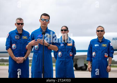 Le cosmonaute Konstantin Borisov de Roscosmos s’adresse aux médias lors de l’arrivée du SpaceX Crew-7 de la NASA au Kennedy Space Center le 20 août 2023. L'astronaute de l'ESA Andreas Mogensen, l'astronaute de la NASA Jasmin Moghbeli et l'astronaute de la JAXA Satoshi Furukawa sont en arrière-plan. Le lancement est prévu pour le 25 août 2023, du complexe de lancement 39A à la Station spatiale internationale. Banque D'Images