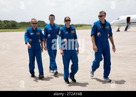 Les astronautes SpaceX Crew-7 de la NASA, Satoshi Furukawa, Konstantin Borisov, Jasmin Moghbeli et Andreas Mogensen, arrivent au Kennedy Space Center pour se préparer au lancement à bord de SpaceX Dragon et Falcon 9 vers l’ISS le 25 août 2023. Banque D'Images