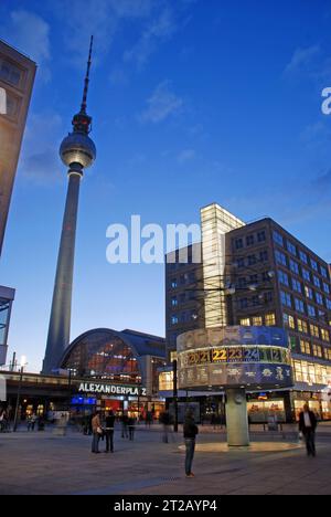 DATE D'ENREGISTREMENT NON INDIQUÉE Berlin Alexanderplatz Deutschland/ Berlin Mitte/ Alexanderplatz/ Am Abend/ Dämmerung/ Weltzeituhr/ Fernsehturm/ Bahnhof/ S-Bahn/ stürzende Linien/ Besucher/ Passanten/ Nutzung nur redaktionell/ *** Berlin Alexanderplatz Allemagne Berlin Mitte Alexanderplatz au crépuscule crédit éditorial : Imago/Alamy Live News Banque D'Images