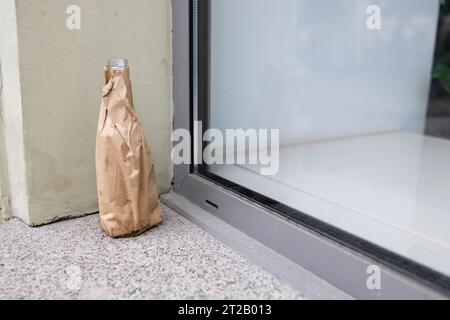 Bouteille d'alcool enveloppée dans un paquet de papier Banque D'Images