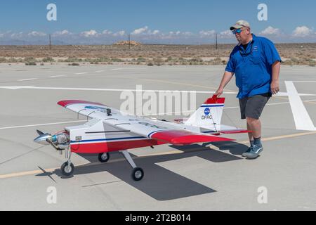 . Robert 'Red' Jensen positionne l'avion DROID 2 (Dryden Remote Operated Integrated Drone) avant un vol pour la campagne Advanced exploration of Reliable Operation at Low altitudes : Meteorology, Simulation, and Technology. L'étude météorologique a été réalisée au Armstrong Flight Research Center de la NASA à Edwards, en Californie. L'objectif était d'étudier le vent afin de fournir des données pour le décollage et l'atterrissage en toute sécurité des futurs taxis aériens. Banque D'Images