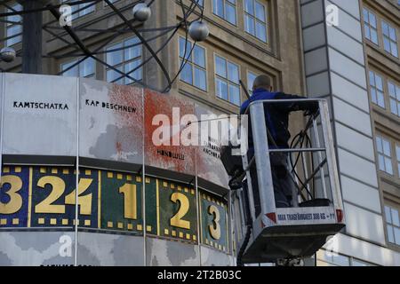 Die Reinigung der Weltzeituhr nach einer Aktion der Klimaaktivisten am 18.10.2023 *** le nettoyage de l'horloge mondiale après une action de militants pour le climat sur 18 10 2023. Crédit : Imago/Alamy Live News Banque D'Images