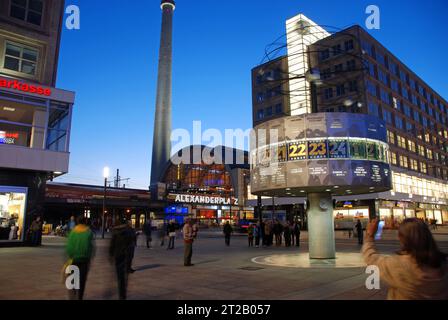 15.09.2010 Berlin Alexanderplatz Deutschland/ Berlin Mitte/ Alexanderplatz/ Am Abend/ Dämmerung/ Weltzeituhr/ Fernsehturm/ Bahnhof/ S-Bahn/ stürzende Linien/ Touristen/ beliebter Treffpunkt/ junge Frau fotografiert die Weltzeituhr/ Nutzung nur redaktionell/ 15 09 2010 Berlin Alexanderplatz horloge de télévision tour de Berlin heure du soir de Berlin Allemagne station de Berlin lignes plongeantes touristes lieu de rencontre populaire jeune femme photographiant l'horloge mondiale utiliser éditorial seulement crédit : Imago / Alamy Live News Banque D'Images