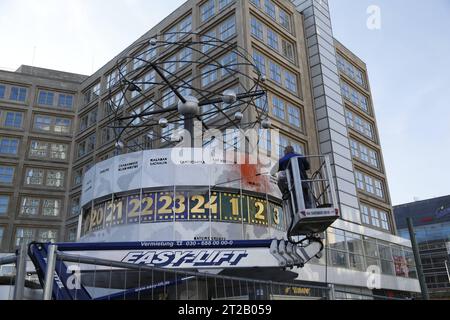 Die Reinigung der Weltzeituhr nach einer Aktion der Klimaaktivisten am 18.10.2023 *** le nettoyage de l'horloge mondiale après une action de militants pour le climat sur 18 10 2023. Crédit : Imago/Alamy Live News Banque D'Images