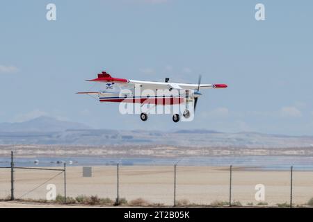 . Le DROID 2 (Dryden Remote Operated Integrated Drone 2) se prépare à atterrir au Armstrong Flight Research Center de la NASA à Edwards, en Californie, dans le cadre de la campagne Advanced exploration of Reliable Operation at Low altitudes : Meteorology, Simulation, and Technology. L'objectif était d'étudier le vent afin de fournir des données pour le décollage et l'atterrissage en toute sécurité des futurs taxis aériens. Banque D'Images