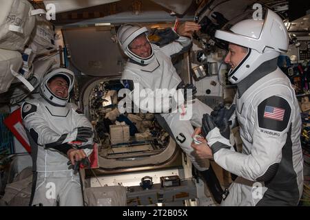 Les ingénieurs de vol de l'expédition 69 Andrey Fedyaev, Stephen Bowen et Woody Hoburg sont représentés dans des combinaisons de pression SpaceX qu'ils porteront à leur retour sur Terre à bord du vaisseau spatial Dragon Endeavour en septembre 2023. Banque D'Images