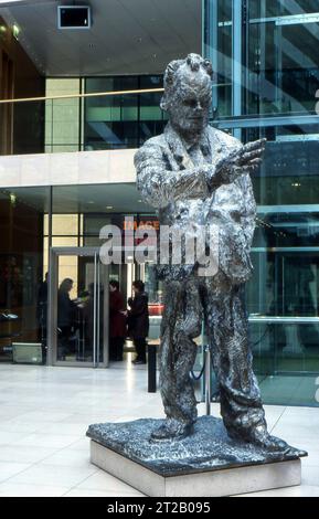 25.02.2002 Willy Brandt Skuptur Deutschland/ Berlin Kreuzberg/ Wilhelmstrasse 140/ Willy-Brandt-Haus/ Willy Brandt Haus/ Willy Brandt Skulptur von Rainer Fetting/ foyer/ Publikum/ Nutzung nur redaktionell/ *** 25 02 2002 Willy Brandt Skuptur Allemagne Berlin Kreuzberg Wilhelmstrasse 140 Willy Brandt Haus Willy Brandt House Willy Brandt sculpture par Rainer Fetting foyer usage public usage éditorial uniquement Banque D'Images