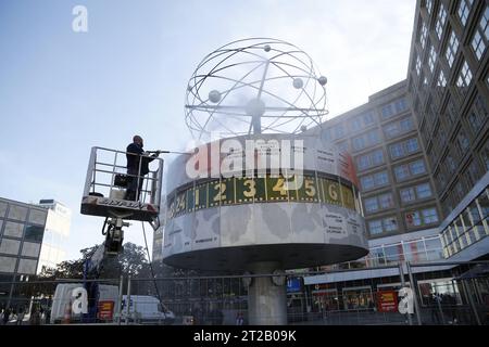 Die Reinigung der Weltzeituhr nach einer Aktion der Klimaaktivisten am 18.10.2023 *** le nettoyage de l'horloge mondiale après une action de militants pour le climat sur 18 10 2023. Crédit : Imago/Alamy Live News Banque D'Images