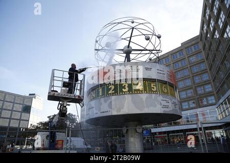 Die Reinigung der Weltzeituhr nach einer Aktion der Klimaaktivisten am 18.10.2023 *** le nettoyage de l'horloge mondiale après une action de militants pour le climat sur 18 10 2023. Crédit : Imago/Alamy Live News Banque D'Images