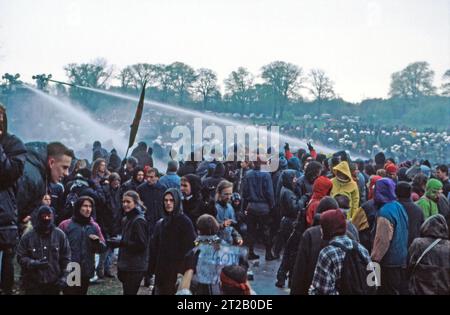 08.05.1996 Castortransport/ Demonstration Deutschland/ Niedersachsen/ Wendland/ BEI Dannenberg/Polizei räumt mit Wasserwerfern eine Demonstrant/ Sitzblock/ Demonstranten werden anschließend weggetragen/ Nutzung nur redaktionell/ *** 08 05 1996 Castor crédit éditorial : Imago/Alamy Live News Banque D'Images