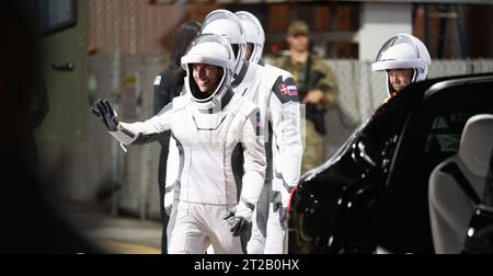 Les astronautes de la NASA Jasmin Moghbeli, Andreas Mogensen, Satoshi Furukawa et le cosmonaute Konstantin Borisov, portant des combinaisons spatiales SpaceX, quittent le Neil A. Armstrong Operations and Checkout Building le 26 août 2023 pour embarquer à bord de Crew Dragon pour le lancement de la mission Crew-7 vers la Station spatiale internationale depuis le Kennedy Space Center. Banque D'Images