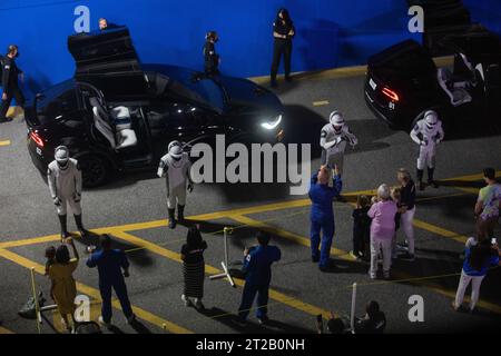 Couverture de lancement en direct SpaceX Crew-7 de la NASA. Jasmin Moghbeli, Andreas Mogensen, Satoshi Furukawa et Konstantin Borisov, membres de l’équipage SpaceX Crew-7 de la NASA, font signe à leurs familles et amis le samedi 26 août 2023, à l’extérieur du bâtiment Neil Armstrong Operations and Checkout du Kennedy Space Center de la NASA en Floride. Ensuite, ils entreront dans les véhicules Tesla Model X personnalisés qui les transporteront au complexe de lancement 39a de Kennedy Le vaisseau spatial Dragon de SpaceX, propulsé par la fusée Falcon 9 de la société, transportera l’équipage de quatre personnes jusqu’à la Station spatiale internationale dans le cadre du Co de la NASA Banque D'Images