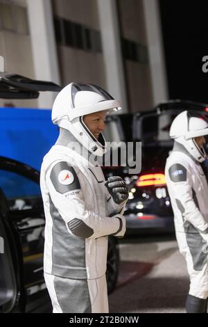 Couverture de lancement en direct SpaceX Crew-7 de la NASA. Konstantin Borisov, cosmonaute SpaceX Crew-7 Roscosmos de la NASA, sourit devant le Neil Armstrong Operations and Checkout Building au Kennedy Space Center de la NASA en Floride, le samedi 26 août 2023. Borisov et ses coéquipiers se préparent à monter dans les véhicules Tesla Model X personnalisés qui les transporteront au complexe de lancement 39A. Le vaisseau spatial Dragon de SpaceX, propulsé par la fusée Falcon 9 de la société, transportera l’équipage de quatre personnes – dont l’astronaute de la NASA Jasmin Moghbeli, l’astronaute de l’ESA (Agence spatiale européenne) Andreas Mogensen, an Banque D'Images